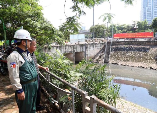 Giắt ca nhựa sau lưng, tiến sĩ Nhật lội xuống sông Tô Lịch ngửi bùn