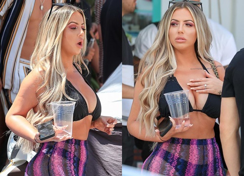 Holly Hagan "lấp ló" ngực đầy