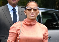 Jennifer Lopez điệu đà với đầm xẻ khi đi dự lễ tốt nghiệp của con gái