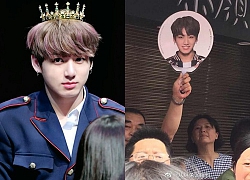 Ông bố trong mơ của mọi fan Kpop: Con đi thi đại học, bố cầm hẳn hình idol đi đón để đỡ lạc con