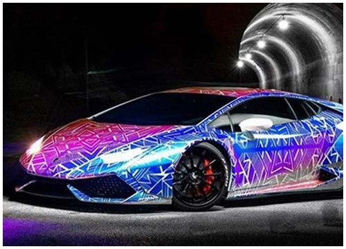 Siêu xe Lamborghini đổi màu như tắc kè hoa