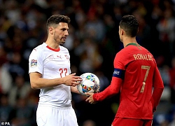 Sốc vì pha "bẻ còi kinh điển" khiến Cristiano Ronaldo nghệt mặt