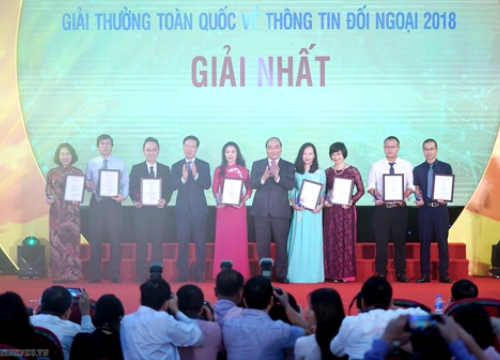 Thủ tướng dự lễ trao Giải thưởng toàn quốc về thông tin đối ngoại