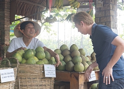 Trường Giang bất ngờ đổi nghề "bán bưởi kiếm cơm"