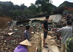 Xe đầu kéo lao xuống ruộng lật trơ bánh, 3 người nguy kịch