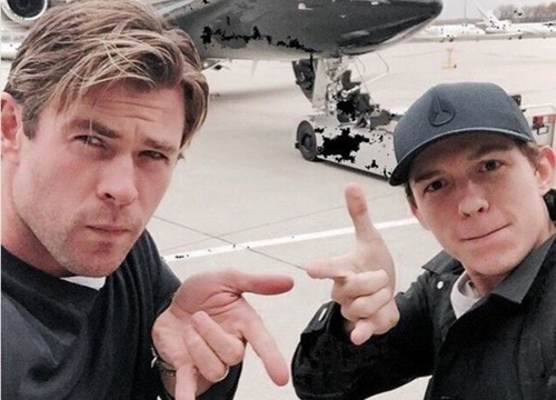 Chris Hemsworth và Tom Holland 'đá đểu' nhau trong đoạn phỏng vấn về dự án mới nhất của cả 2