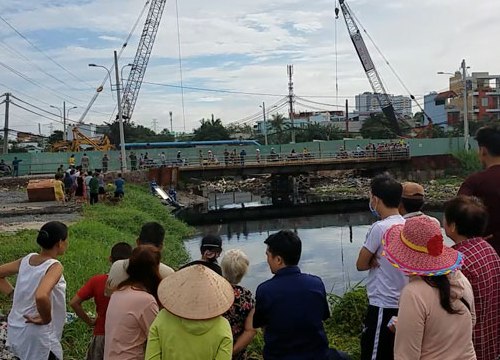 Con trai khóc gào trong đau đớn khi thấy xác mẹ nằm dưới kênh đen