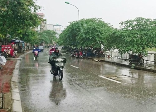 Hà Nội nắng nóng đan xen mưa dông