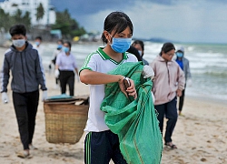 Hàng trăm bạn trẻ dọn rác ở Phú Quốc