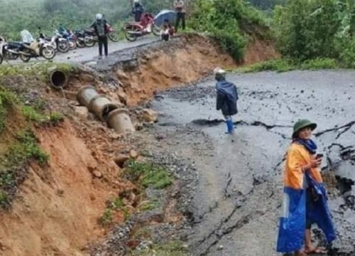 Lai Châu mưa lớn, đường tỉnh lộ 132 sạt lở không thể di chuyển