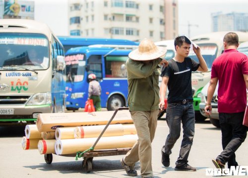 Nắng nóng như đổ lửa bao trùm Bắc và Trung Bộ, có nơi trên 39 độ C