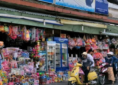 VIDEO : Màn đánh lạc hướng tinh vi 'khổ chủ' tiệm tạp hóa để trộm cắp