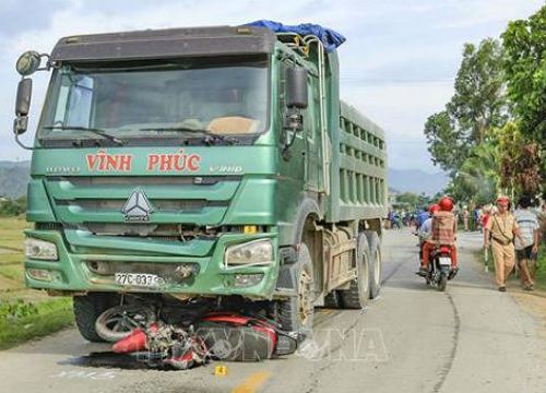 Xe tải lấn làn khiến bé gái tử vong, người mẹ trọng thương