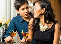 Yêu mê mệt trai trẻ, quý bà U50 đắng lòng vì bị lừa cả tình lẫn tiền