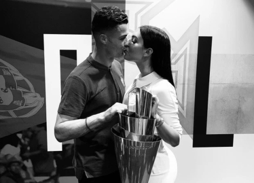 Bạn gái đăng ảnh vừa cầm Cup vừa hôn C. Ronaldo