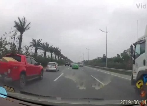 CLIP : Kinh hoàng cảnh taxi và xe khách rượt đuổi, chèn ép nhau trên đường