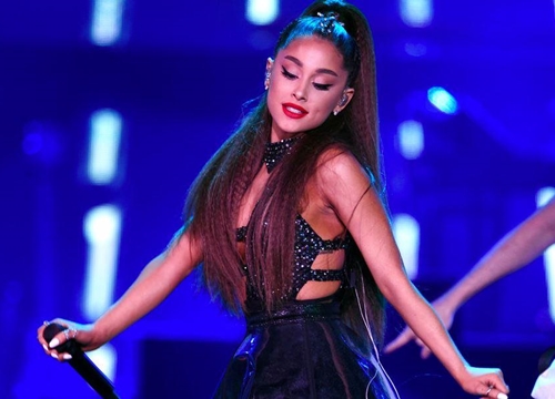 Concert bị gián đoạn giữa chừng vì Ariana Grande khóc hết nước mắt và đây là lý do