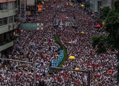Hưởng ứng biểu tình, hàng trăm doanh nghiệp Hong Kong đóng cửa