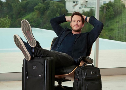 Lịch lãm đi nghỉ hè như Chris Pratt với phụ kiện Tumi