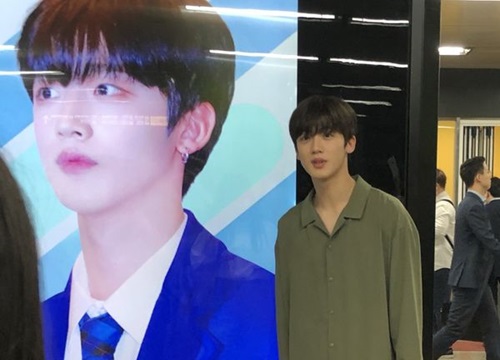 'Produce X 101': Trước khi tập 7 lên sóng tối nay, Kim Yo Han xuất hiện đẹp như hoa trên phố