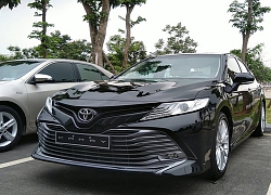 Toyota Camry mới hàng nhập, rẻ hơn tới 67 triệu đồng/ chiếc, khách mua sớm 'tiếc đứt ruột'