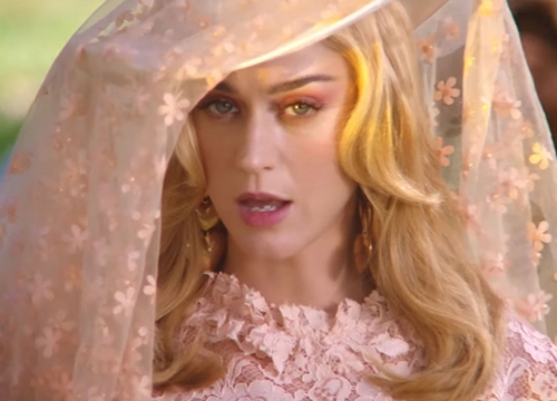 Vận 'flop sấp mặt' không còn theo Katy Perry: 'Never Really Over' debut thành công khiến giới phê bình vui mừng!