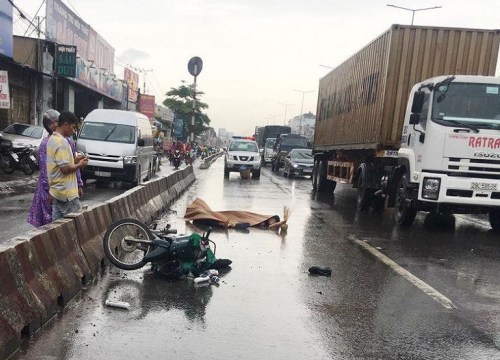 2 thanh niên chết thảm khi chạy xe máy vào làn ô tô