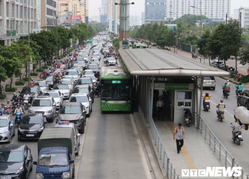 Ảnh : Xe biển xanh cũng lấn làn xe buýt nhanh BRT giữa phố Thủ đô