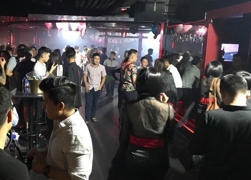 Cảnh sát đột kích quán karaoke, đưa khoảng 80 "dân chơi" đi test ma túy