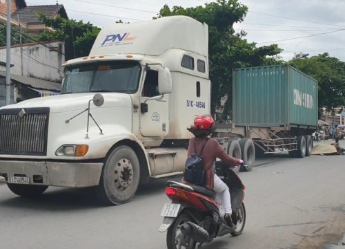 Container cán chết hai người đi xe máy tại Bình Dương