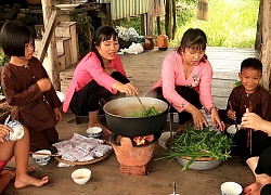 Làm nồi lẩu gà siêu to ăn mừng sau khi hoàn thành việc thiện nguyện