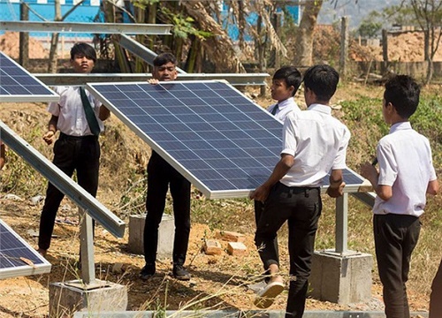 Ngôi trường độc đáo ở Ấn Độ: Thu học phí bằng chai nhựa, túi nilong