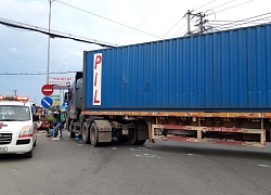 Người phụ nữ tử vong thương tâm dưới bánh container, QL 13 ùn ứ kéo dài