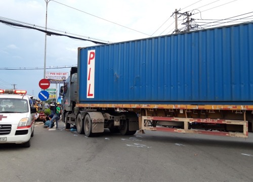 Người phụ nữ tử vong thương tâm dưới bánh container, QL 13 ùn ứ kéo dài