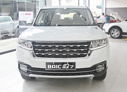 Ô tô Tàu bị vặt gương vì giống Range Rover: Quá đen cho chủ nhân và kẻ trộm