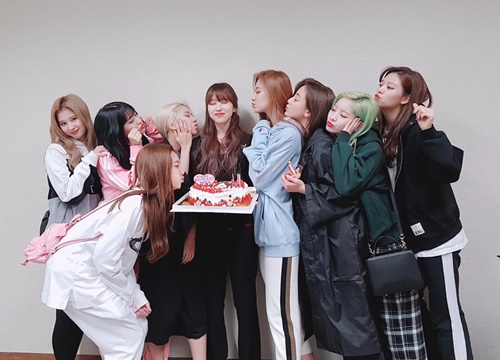 "Trả thù" được Red Velvet nhưng TWICE không thể phá kỉ lục của BTS, còn "giảm nhiệt" so với IZ*ONE ở Nhật