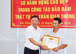 Anh thợ đá đục mảng bê tông trên Quốc lộ 1 được tặng Giấy khen