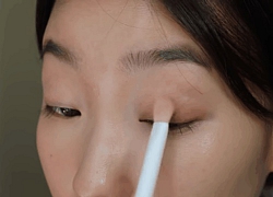 "Cái kết đắng" của cô nàng mắt 1 mí: Kẻ eyeliner kín cả bầu mắt, lúc mở mắt ra vẫn "nguyễn y vân"