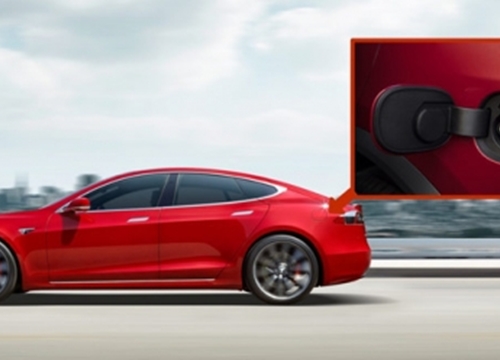 Cô gái sành điệu quyết đổ xăng cho ô tô điện Tesla