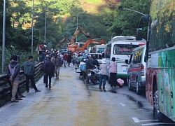 Đèo Bảo Lộc sạt lở, kẹt xe hơn 20 km