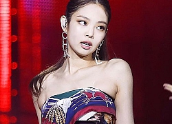 Jennie - Lisa gợi cảm khi quấn khăn thành áo