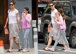 Katie Holmes ăn mặc xuề xòa khi đi dạo phố cùng con gái Suri