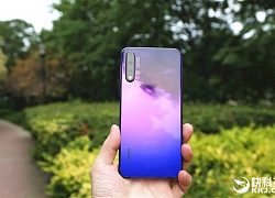 Cận cảnh Huawei Nova 5 Pro vừa ra mắt: Mặt lưng gradient 3D ấn tượng, cảm biến vân tay trong màn hình