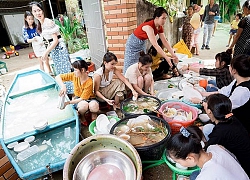 Hình ảnh cô dâu cùng bạn bè miệt mài rửa trăm mâm bát sau đám cưới khiến dân mạng chú ý