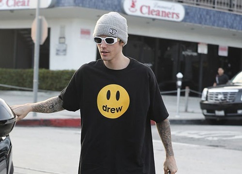 Justin Bieber nổi bật trên phố với trang phục thương hiệu Drew của mình trước thềm đám cưới