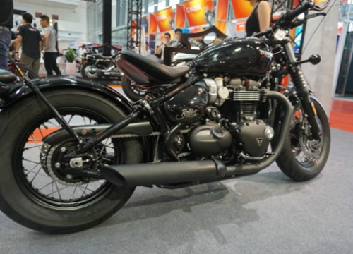 Ngắm Bonneville Bobber Black hợp với tay lái nhỏ con có nhiều tiền