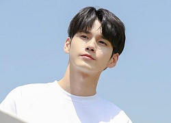 Ngắm tạo hình nam sinh 'đẹp hơn hoa' của Ong Seong Woo (Wanna One) trong phim 'Moments of 18'