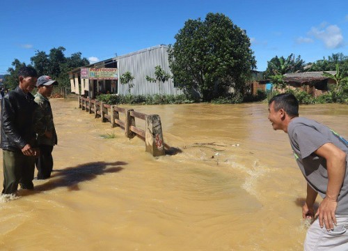 Sau lũ, nam sinh lớp 10 chết thương tâm vì đi chích cá