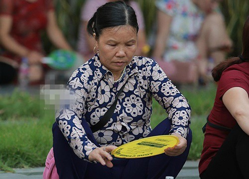 Chuyện vui mùa thi: Phụ huynh đưa con đi thi vì... hợp mệnh