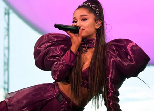 Clip: Ariana Grande mải mê hát, quăng micro xuống khán giả lúc nào không hay